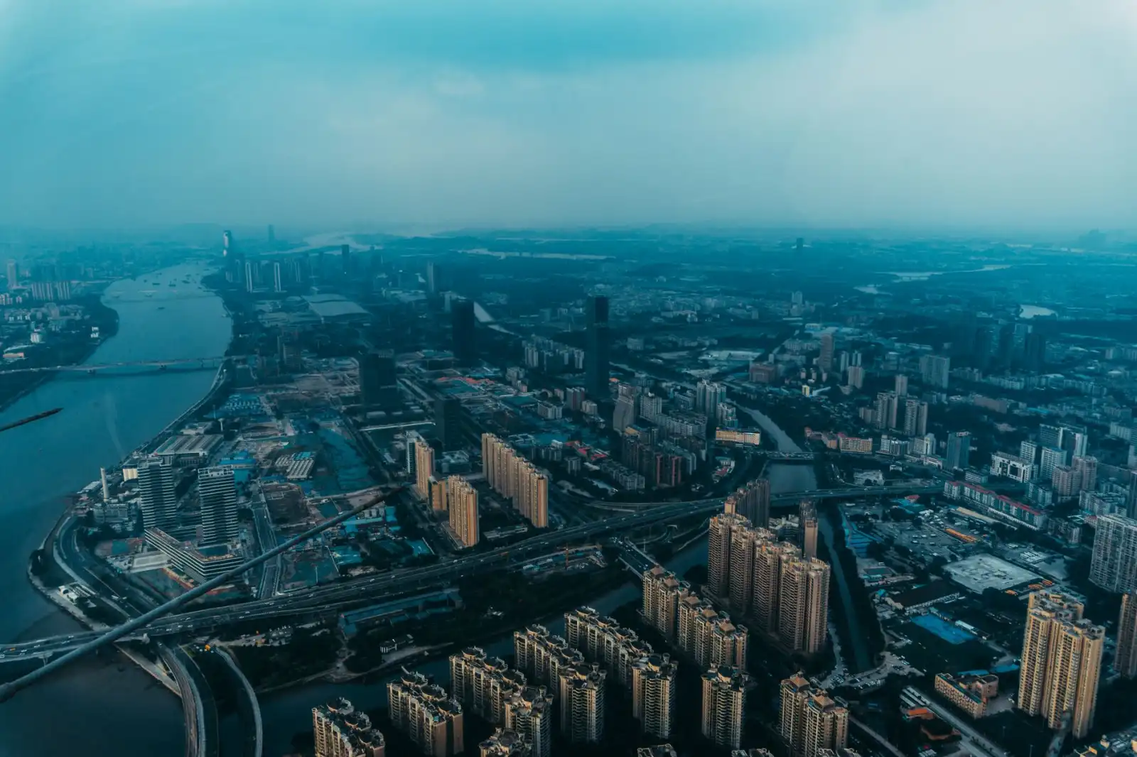 2025年家纺四件套面料技术革新与舒适度提升趋势分析封面图